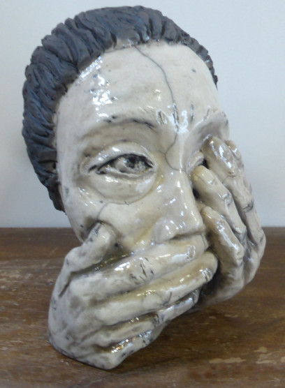 tête de femme les mains sur la bouche et un oeil